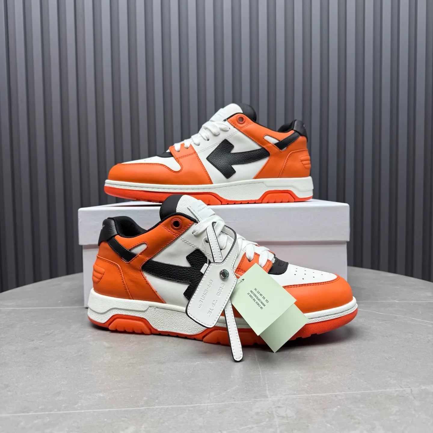 【off- white】P: 620💰Couple model👫, Size: 35-44 (Customized for men 38.45.46) High-quality version👊 "Out of office" series original molding, original lasting, production process 1:1 Original ➰OFF GRAY WHITE OW ➰ First-layer cowhide Imported skin-friendly and environmentally friendly polyester mesh Original molding high elastic and environmentally friendly molding pad Made with the original lasting process. The original molded rubber outsole (never yellows and deforms) has a super correct shape, bright color and strong three-dimensional effect👍. Packaging💯Full set of packaging synchronized with the official website (branded paper, certificate of quality, branded cloth bag)